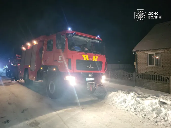 У Любешеві спалахнула господарська будівля (фото)