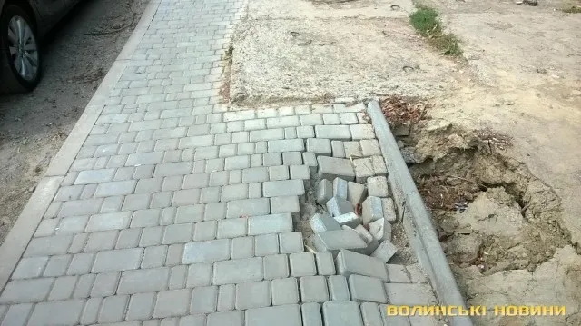 Нещодавно облаштований тротуар у Луцьку «розсипався» (фотофакт)