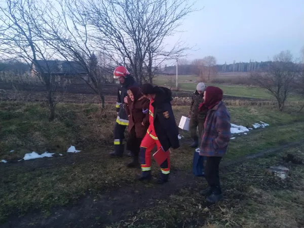 На Волині «швидка» не доїхала до хворої – застрягла у багнюці (фото)