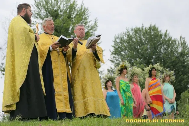 «Запалили потяг до чистоти»: як під Рованцями воду на Купала святили (ФОТО)