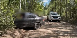 На Волині патрульні витягнули автомобіль, який застряг у піску (відео)