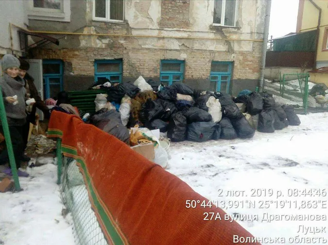 Урвався терпець: в Луцьку здали муніципалам сусідів-нечепур (фото)
