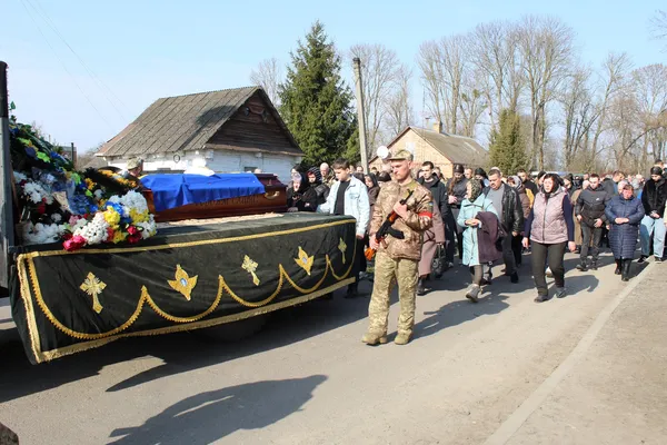 Осиротіли дві доньки: на Волині попрощалися з воїном Володимиром Сасовським (фото)