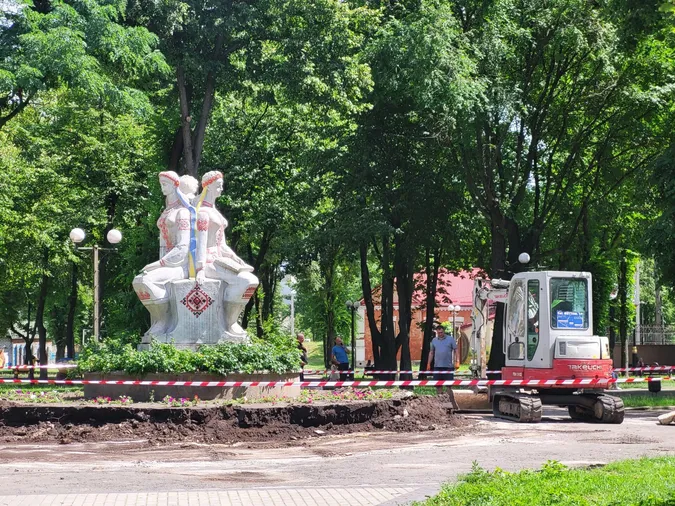 У парку в Ковелі демонтували скульптуру «трьох дівчат»: що там відбувається (фото)
