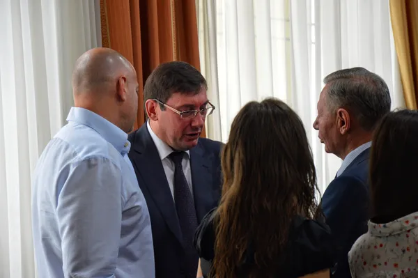 Завершивши свій виступ, Генпрокурор спустився в залу, де перекинувся кількома словами з давнім знайомим Ігорем Палицею та мером Миколою Романюком