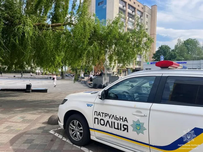 У центрі Луцька п'яний юнак влаштував дебош – хулігана забрали до відділку