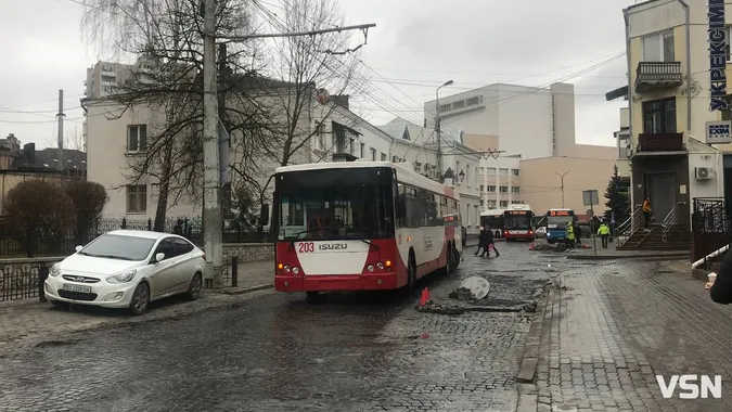 У центрі Луцька зламався й перегородив дорогу «рогатий» (фото)