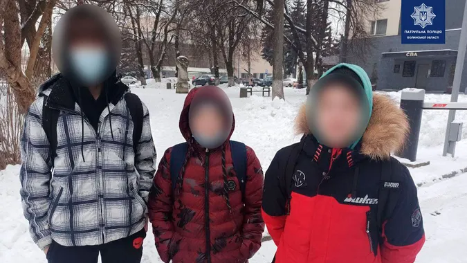 У Луцьку підлітки знайшли документи та банківські картки: згубу повернули власнику (фото)