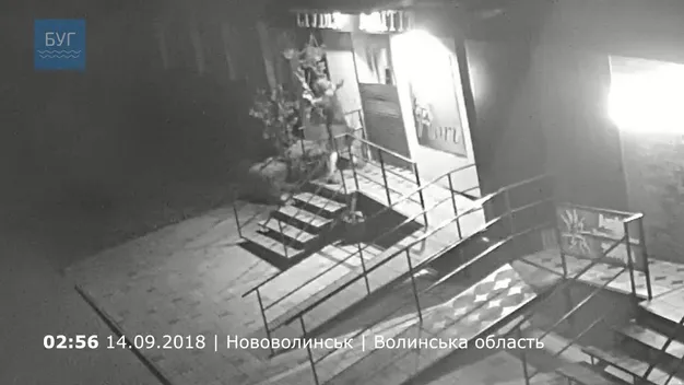У Нововолинську в розгромленому магазині вночі побили ще й двері (фото, відео)