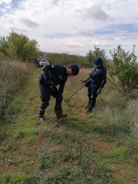 Волинські сапери очищують деокуповану територію від мін і снарядів (фото)