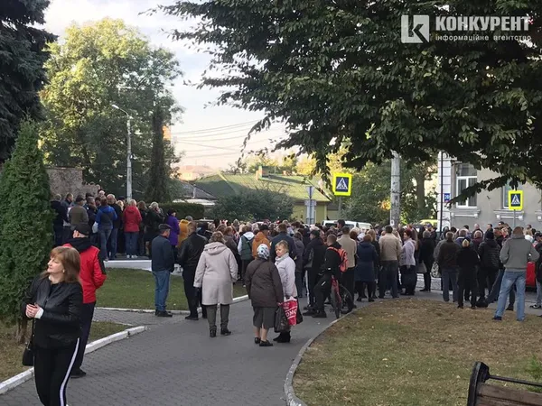 Під Луцькрадою мітингують підприємці зі Старого ринку (фото, оновлено)