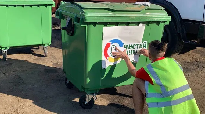 У Луцьку замінять старі сміттєві баки на сучасні контейнери (фото, відео)