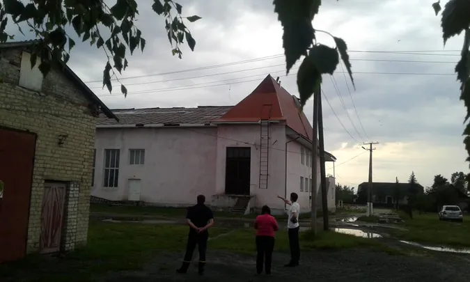Власникам закладів на Світязі, де вирував буревій, порадили знести аварійні дерева (фото)