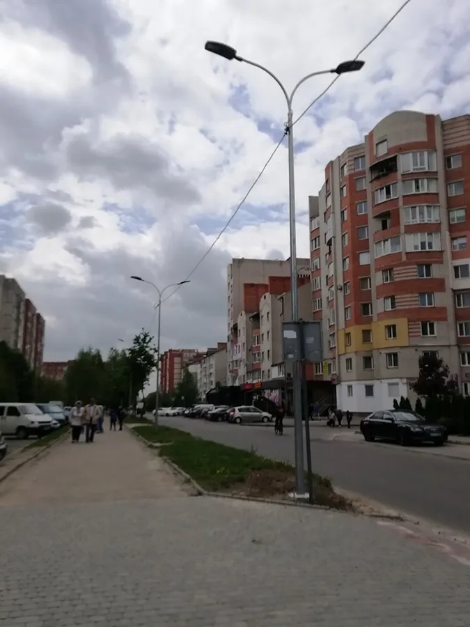 У Луцьку біля 21-ї гімназії встановили нове освітлення (фото)