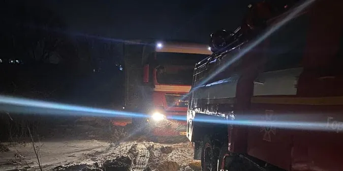 У Луцькому районі фура застрягла у снігу й перекрила дорогу (фото)