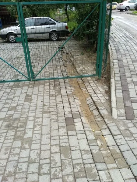 Зробили «дічь»: лучани просять відремонтувати тротуари (фото)