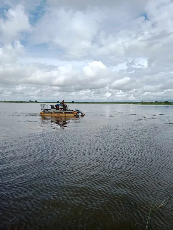 На волинському озері працювала машина-амфібія (фото)