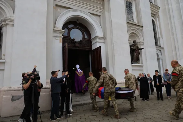 Приїхав з іншого кінця світу, аби стати солдатом: у Луцьку попрощалися з добровольцем із Колумбії (фото, відео)