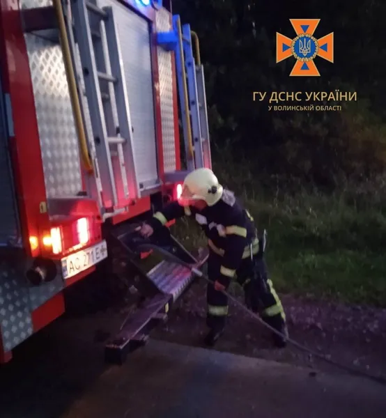 На Волині біля прикордонного села фура застрягла у багнюці (фото)