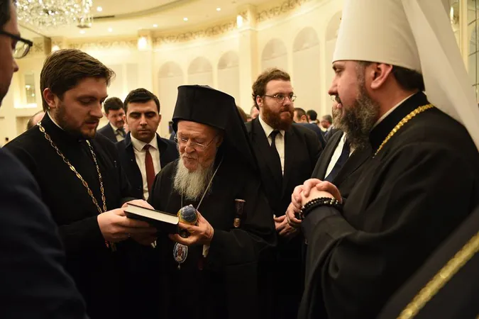 Вселенський патріарх подарував волинському священику хреста (фото)