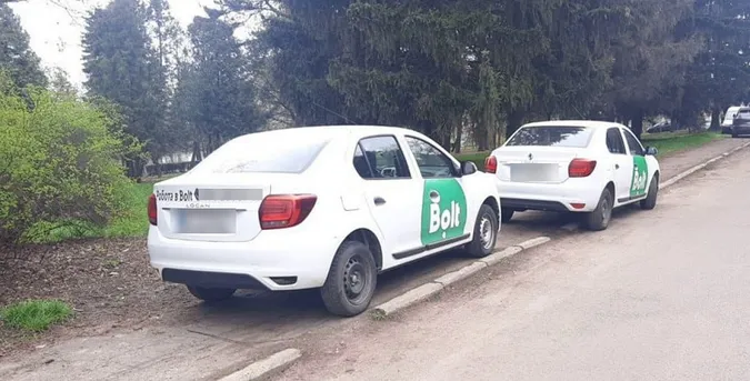У Луцьку таксисти влаштували собі «парковку» на тротуарі (фото)
