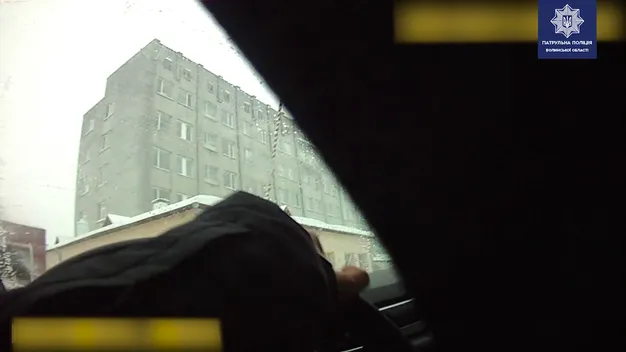У Луцьку патрульні допомогли батькам швидше довезти дитину до лікарні
