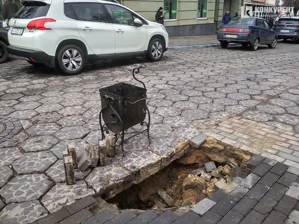 У Луцьку на Лесі Українки провалилося авто (ФОТО, ОНОВЛЕНО)