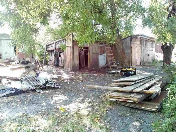 Луцькі муніципали знесли чергові конструкції (фото) 