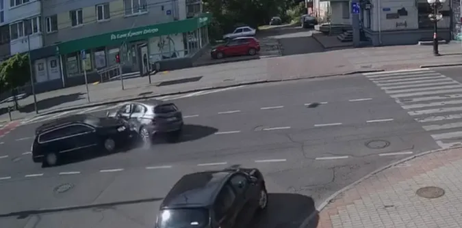 «Летів» на «червоний»: у центрі Луцька Volkswagen протаранив Nissan (відео)