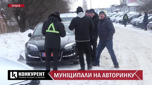 Муніципали знову вийшли на полювання луцьким авторинком (відео)