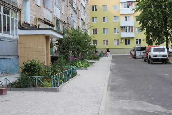 Показали, як ремонтують вулиці Луцька та «підпирають» Замок Любарта