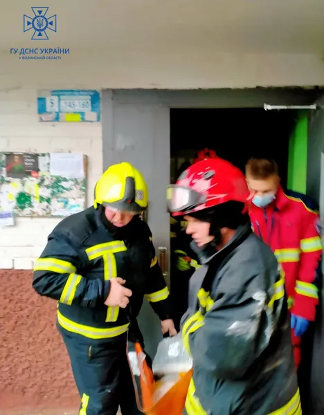 Не могла відкрити двері: у Луцьку рятувальники допомогли травмованій жінці (фото)