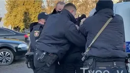 Четверо на одного: на Волині поліцейські ледве впоралися з нетверезим водієм (відео)