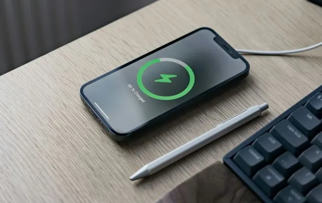 iOS 26 «з'їдає» батарею і гріє iPhone: Apple пояснила, що відбувається