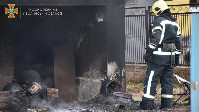 У Луцьку жінка палила сміття і ледь не спалила будинок (відео)
