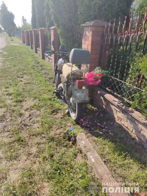Впав на бордюр: на Волині 37-річний мотоцикліст потрапив у реанімацію