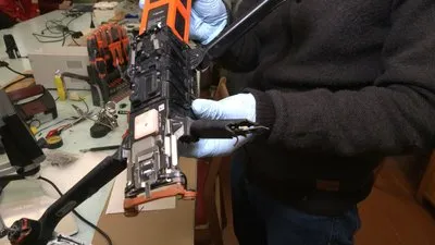 У деталь цього дрона (помаранчевий блок) на фронті потрапила куля. Робочий стан вдалося відновити. На черзі ще ремонт плати та променів літального апарата