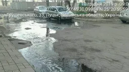 У Луцьку майстер ЖКП №3 викинув каналізаційні відходи на території будинку (фото)