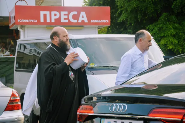 Спершу перед вірянами з'явився митрополит Михаїл