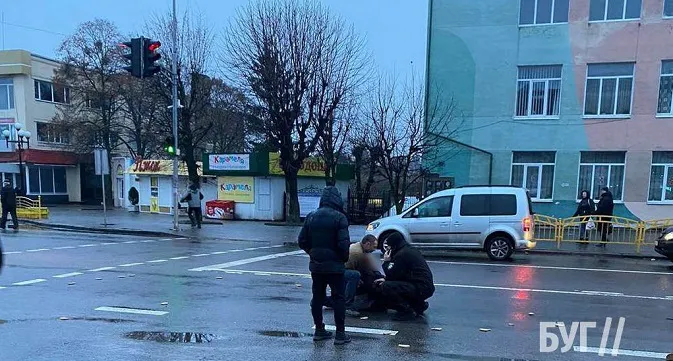 У Володимирі авто збило бабусю – водій втік з місця ДТП (відео)
