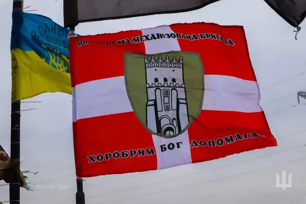 Бійці волинської «сотки» підняли оновлений прапор біля стели на в'їзді в Донецьку область (фото)