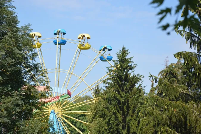 Луцький парк атракціонів очікує футбол у кулях та літній душ