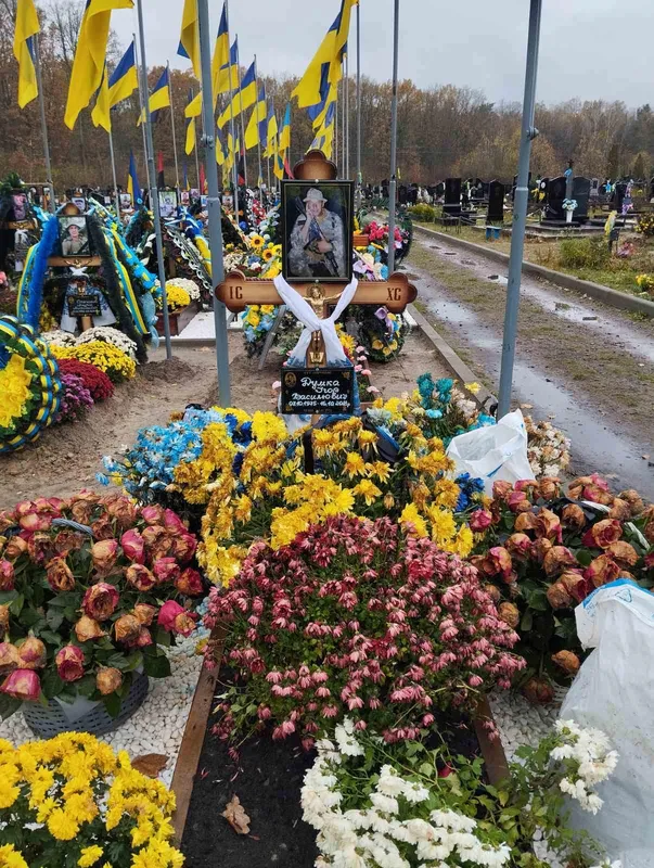 Не було ще й сороковин: на Волині з могили Героя вкрали вінки та вишитий мамою рушник