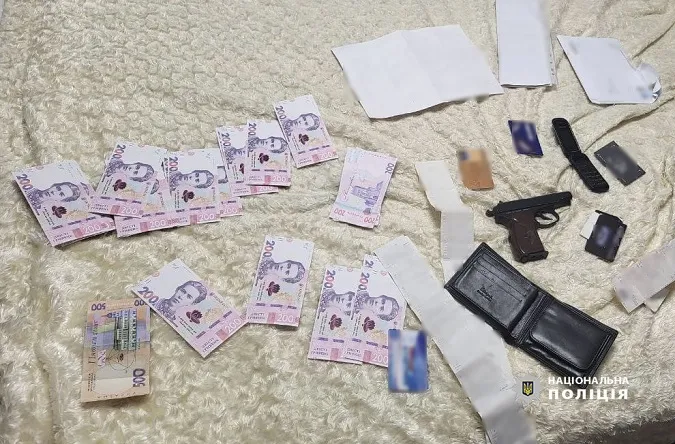 У Луцьку група чоловіків вимагала «кругленьку» суму за нерозголошення особистої інформації (фото)