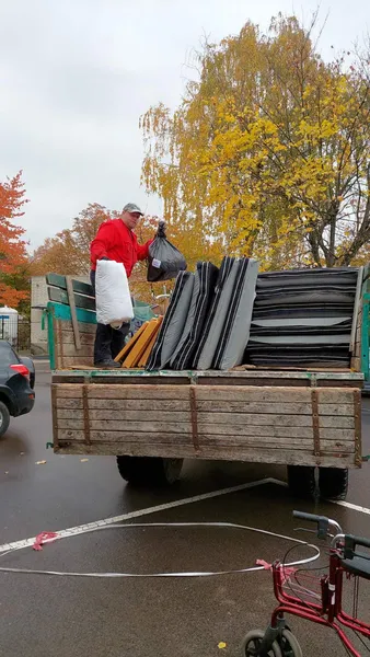 Матраци, візки та ліжка: луцька лікарня отримала благодійну допомогу (фото)