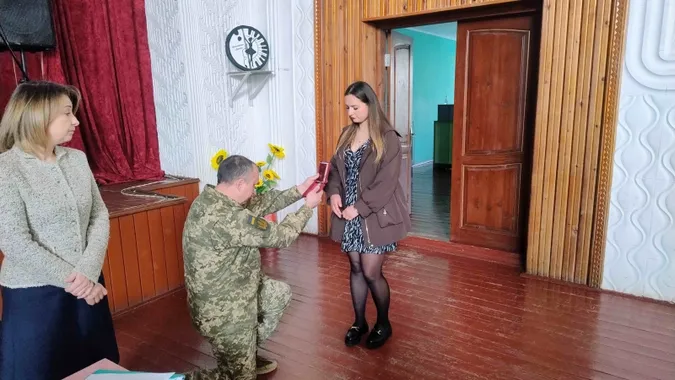 На Волині донці загиблого воїна вручили орден «За мужність» (фото)