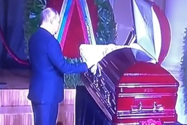 Українофоба жіріновского відспівав кіріл, а путін поклав руку на труну (відео)