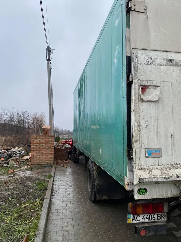 У Луцьку вантажівка влетіла в бетонну арку: кабіна розбилася вщент (фото)