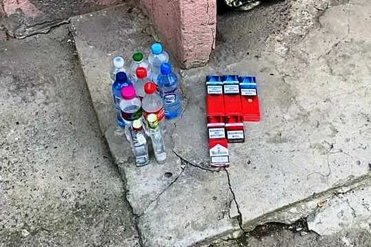 На автостанції у Луцьку муніципали виявили «точку» торгівлі сурогатом (фото)