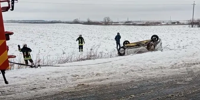 Догори колесами: на Волині авто злетіло в кювет (відео)